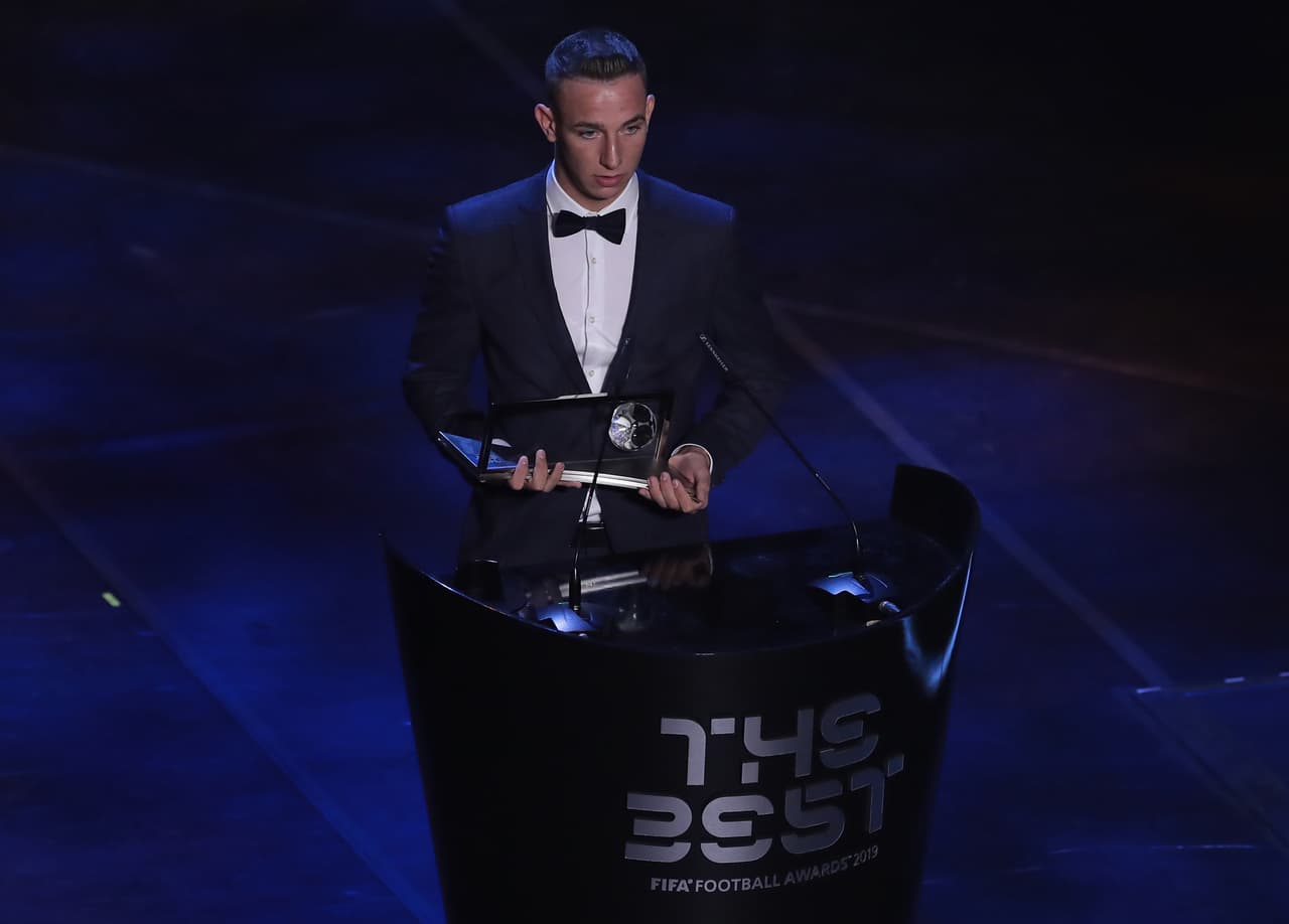Daniel Zsori recibe el premio The Best Puskas.