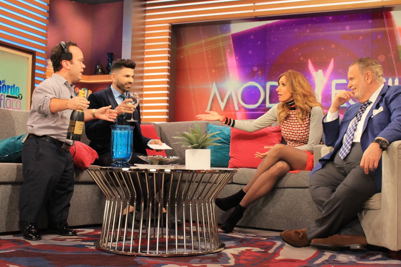 Carlitos ‘El Productor’ no se pierde una y hasta una botella llevó al set para brindar.