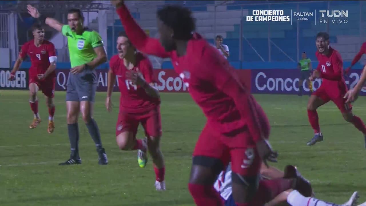 ¡Canadá pega primero! Lowell Wright, entre dos defensas, hace el 1-0