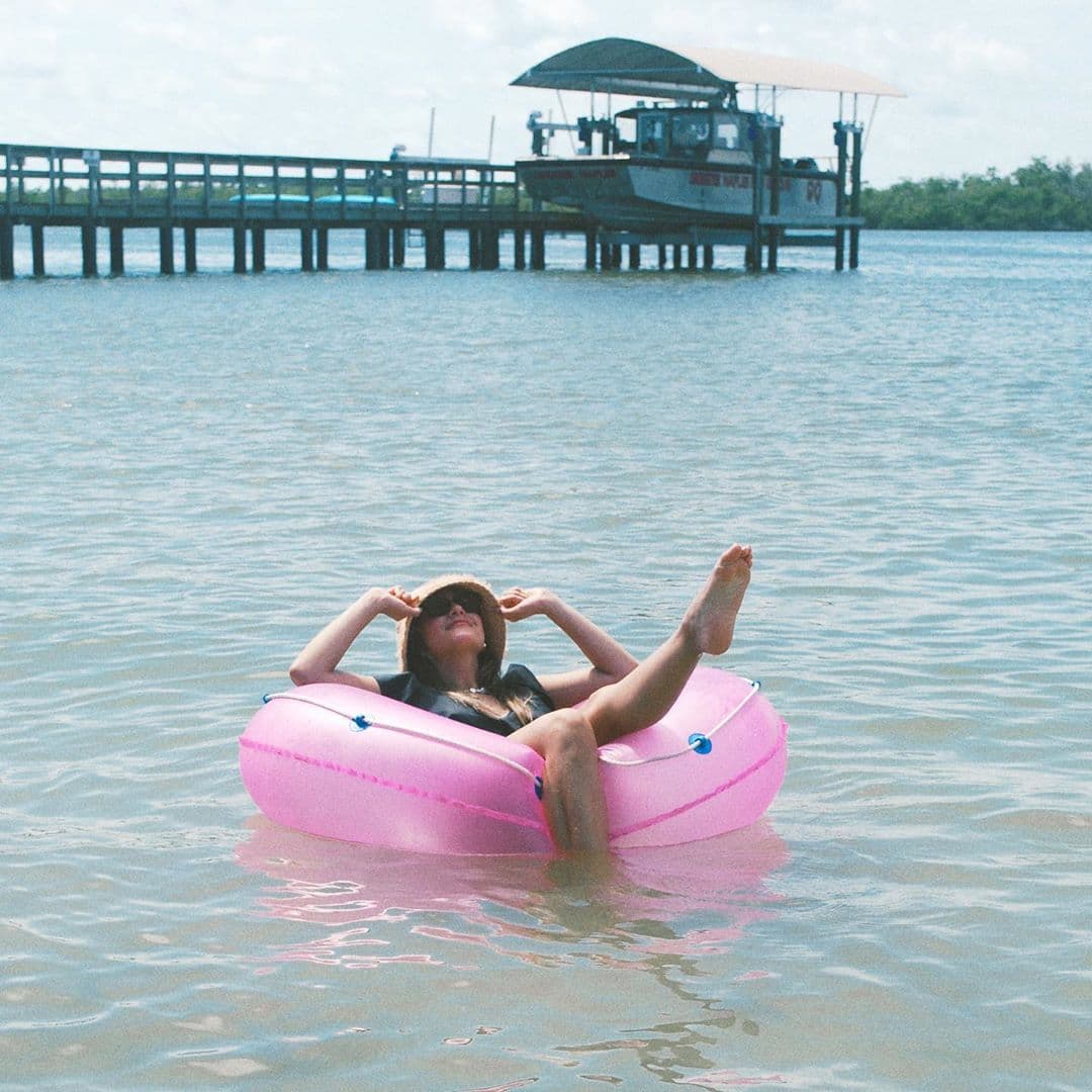 Jessi Rodríguez sí que sabe gozar de la vida, y una muestra de ello es esta imagen donde descansa, toma el sol y se relaja.