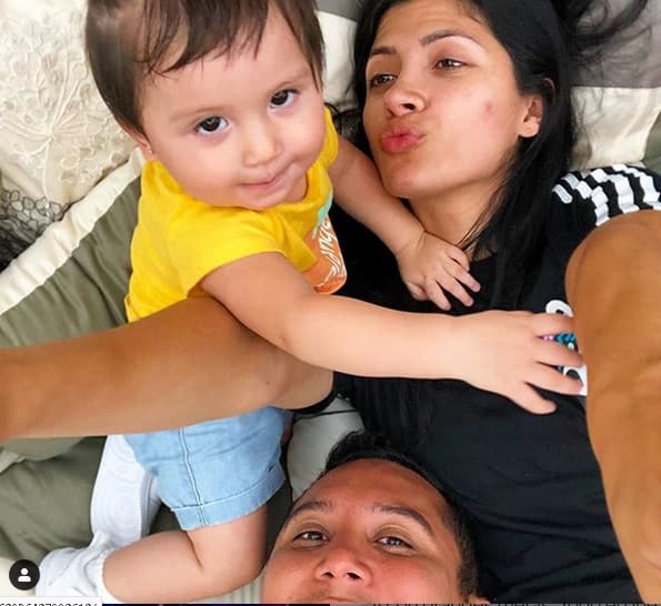 Kimberly y Luna 
<b><a href="https://www.univision.com/radio/raul-brindis/a-pesar-de-las-criticas-y-escandalos-edwin-luna-y-kimberly-flores-se-casan-por-lo-civil-video" target="_blank">se casaron por civil</a></b> el pasado 11 de junio de este año. Su boda religiosa y la celebración se programó para dos semanas después. Ella es una modelo del 'fitness' guatemalteca que el cantante conoció en una de sus giras por aquel país. Tienen una hija, de nombre 
<b>Gianna Luna</b>.