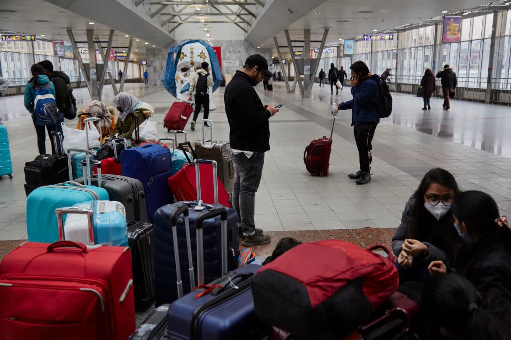 Otras personas buscaban salir de la ciudad en trenes.