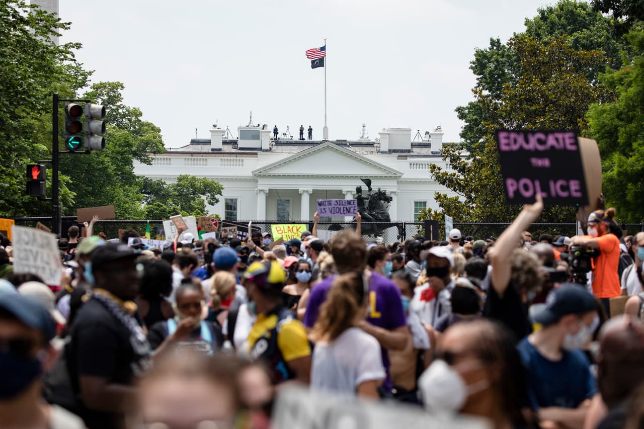 Durante el día 12 de protestas en todo el país, miles de manifestantes están recorriendo pacíficamente centro de Washington DC. El pasado lunes fueron dispersados frente a la Casa Blanca con gases lacrimógenos y hubo 288 arrestos.