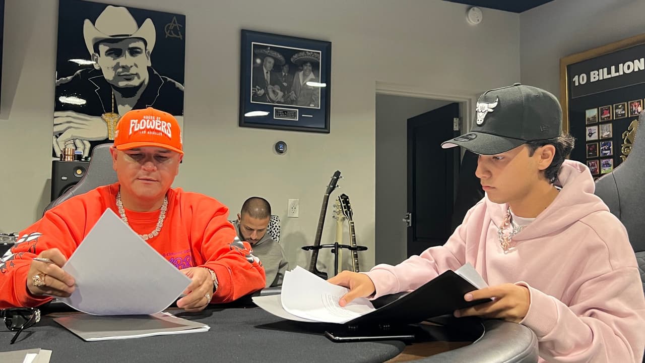 El joven talento tapatío, Santiago Jimenez, firma un emocionante acuerdo con la renombrada disquera Rancho Humilde.