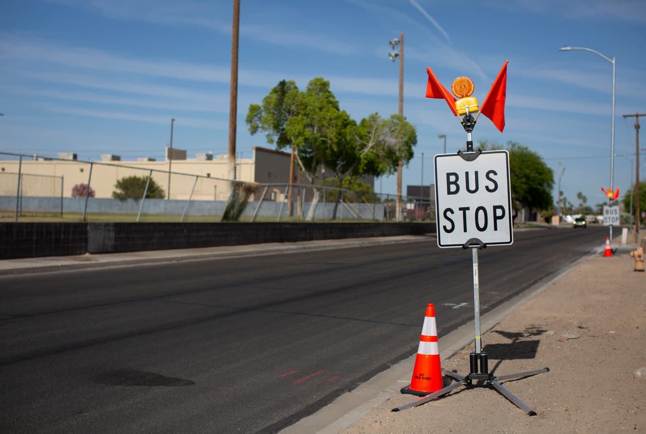 La compañía de buses habilitó una parada en la parte trasera del refugio. Sin emabargo, el sábado 4 de mayo ningún autobús llego. Los inmigrantes que tenían boletos para viajar tendrán que esperar unos días para viajar.