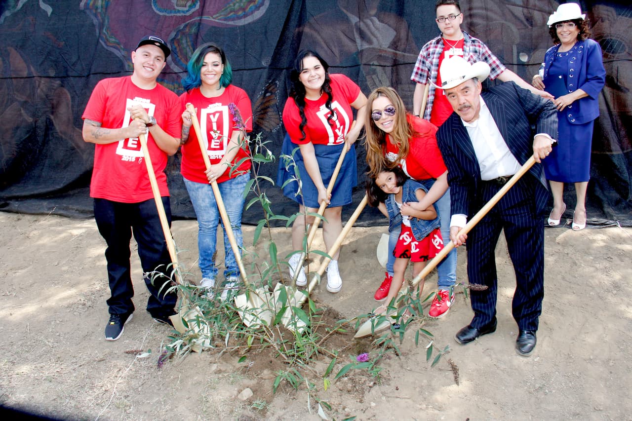 ‘La Diva de la Banda’ tuvo 5 hijos: Trinidad Marín, Jacqie Marín, Jenicka Lopez, Chiquis Marín y Johnny López. Ellos aparecen en esta foto con su abuelo, Don Pedro Rivera, y la pequeña Jayla, hija de Jacqie, mientras plantaban un árbol frente el mural de Jenni Rivera en el 2015.