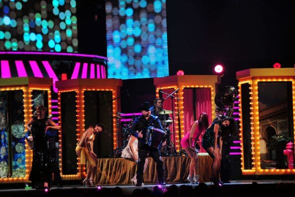 Las mujeres se movieron sensuales al ritmo de Voz de Mando.