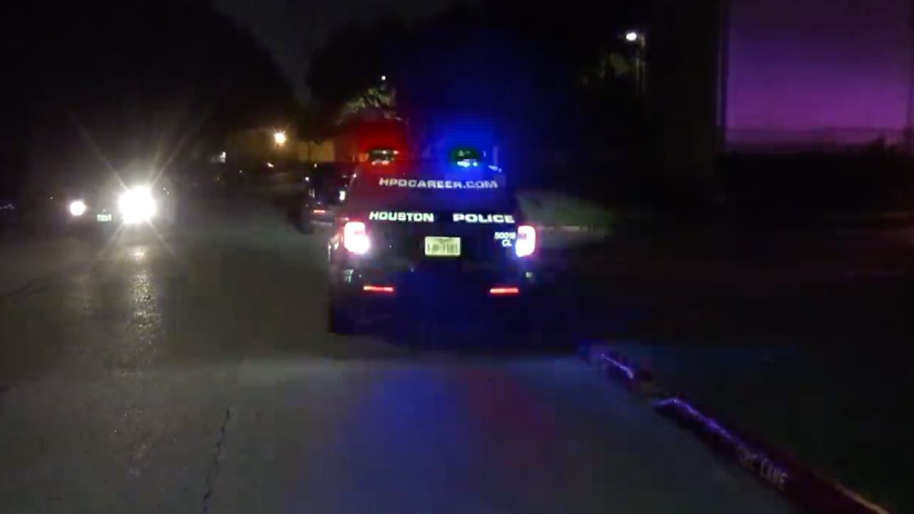 Este no es el primer tiroteo que se registra en las últimas horas
<b><a href="https://www.univision.com/local/houston-kxln/jeremiah-jones-sospechoso-asesinato-nina-9-anos-violencia-domestica-houston" target="_blank">que involucra a menores de edad.</a></b> "Quiero que nuestros ciudadanos sepan que no podemos y no toleraremos violencia en nuestra ciudad, involucrando especialmente a nuestros jóvenes", indicó el jefe de la policía de Houston, Troy Finner.