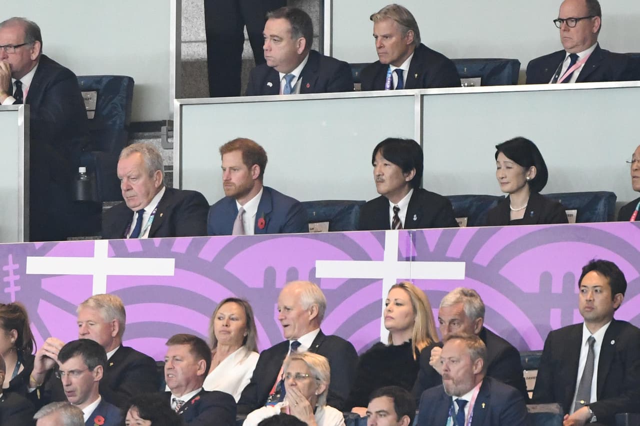 <b><a href="https://www.univision.com/temas/principe-harry" target="_blank">El príncipe Harry</a></b> tomó un vuelo comercial para trasladarse a Japón el pasado fin de semana, con la finalidad de asistir a 
<b>la final de la Copa Mundial de Rugby</b>, reportó el 
<b><a href="https://www.dailymail.co.uk/news/article-7650929/Prince-Harry-sits-premium-economy-Nippon-Airways-flight-Tokyo.html" target="_blank">Daily Mail</a></b> este martes 5 de noviembre.