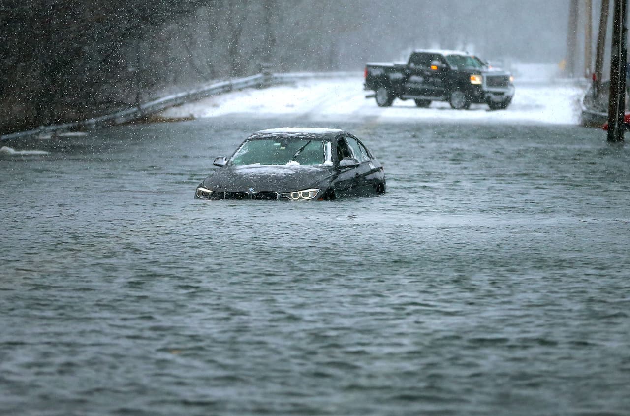 Las aguas oceánicas se desbordaron a las calles de Marshfield, Massachusets, por la fuerza de la tormenta.