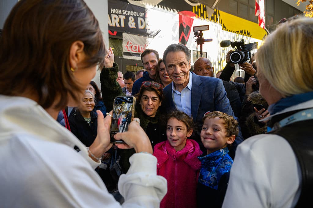 Cuomo, a quien su hija Michaela fotografió junto a una familia, después de votar en Manhattan, insistió en advertir que 
<b><a href="https://www.univision.com/local/nueva-york-wxtv/mamdani-socialismo-democratico-diferencias-maduro-nueva-york" target="_blank">"el socialismo" que representa Mamdani</a></b>, "nunca ha funcionado en ninguna parte del mundo. 
<b>Ni en Venezuela, ni en Cuba.</b> No va a funcionar en la ciudad de Nueva York".