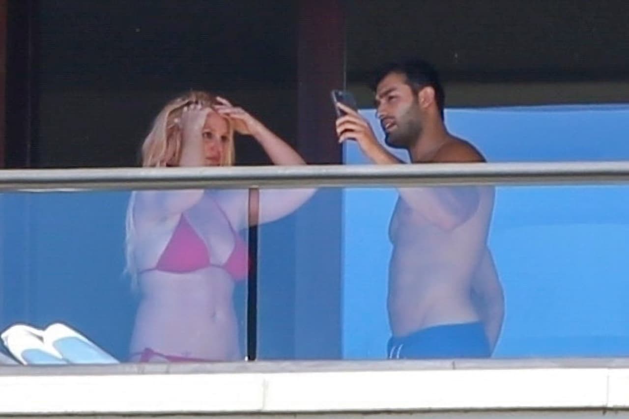 Mientras tanto, 
<b><a href="https://www.univision.com/famosos/sam-asghari-novio-britney-spears-contra-padre-cantante-jamie-fotos" target="_blank">el novio de la famosa, Sam Asghari</a></b>, parecía estar alejado de esta controversia. 
<br>