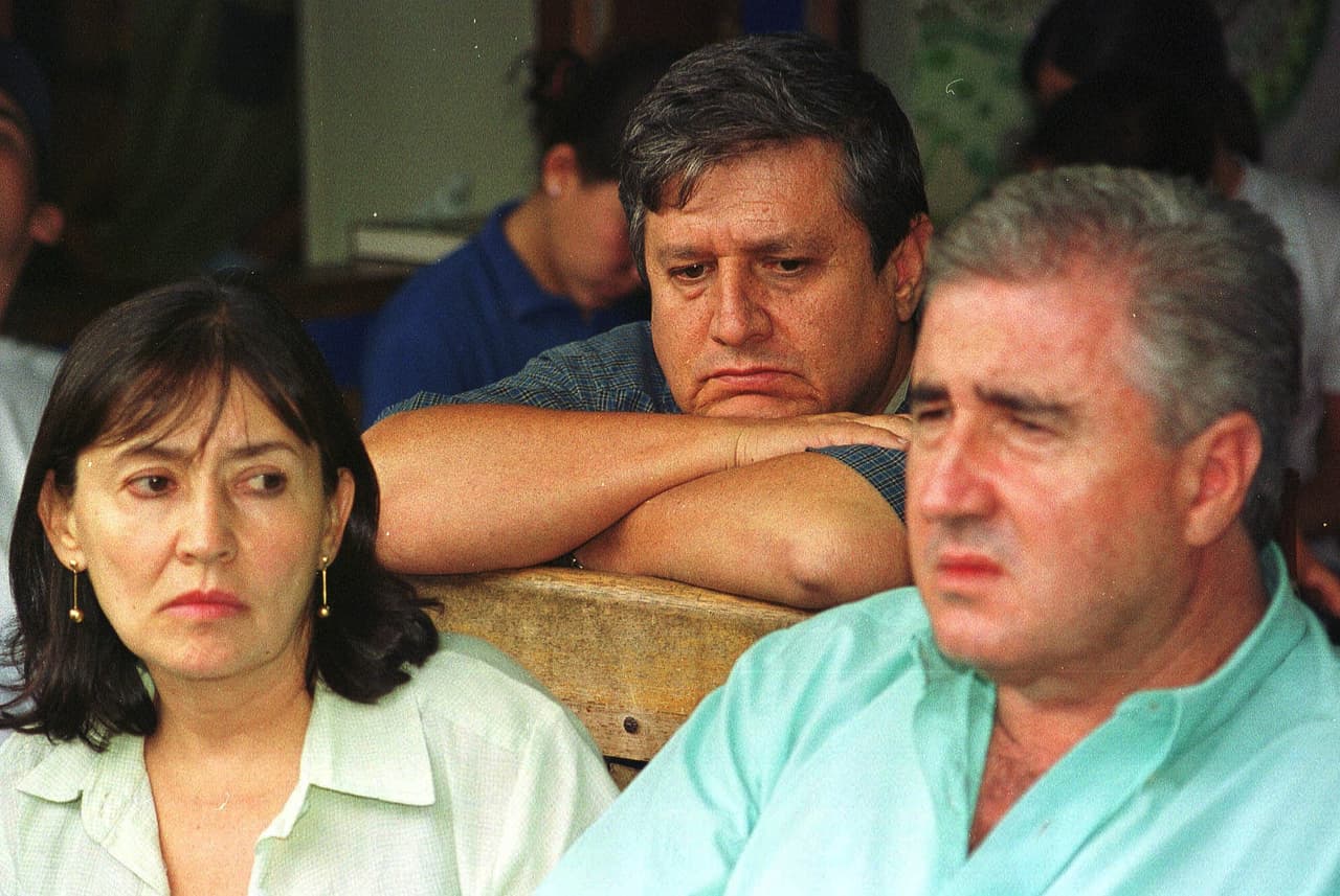 Los hermanos del presunto narcotraficante colombiano Fabio Ochoa, de izquierda a derecha, Martha Nieves Ochoa, Jorge Luis Ochoa y Juan David Ochoa, son vistos en una conferencia de prensa el viernes 7 de septiembre de 2001 en Medellín.