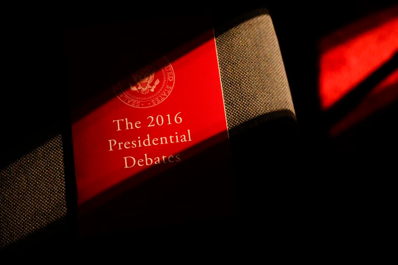 Un programa de mano en una silla del público.