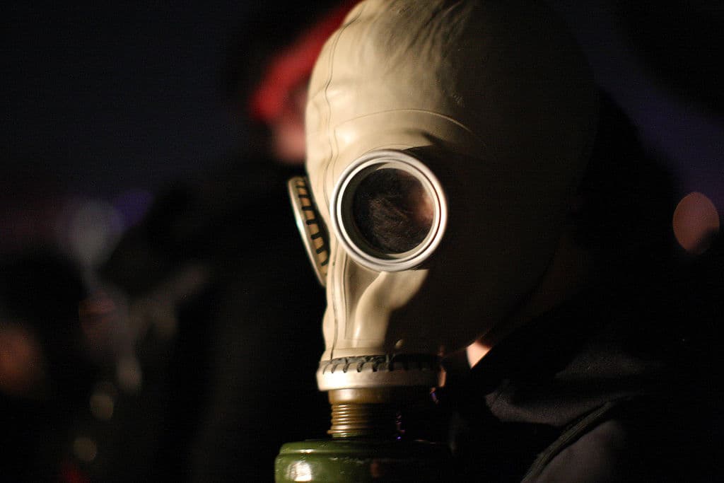 <b>3 y 4. Máscara de gas y una linterna.</b> Una mala experiencia en Turquía le hizo decididir llevar estos dos objetos a todos sus viajes.