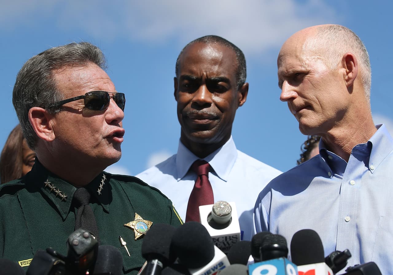 Las escuelas del condado de Florida donde se produjo el tiroteo de Parkland tendrán policías armados 
