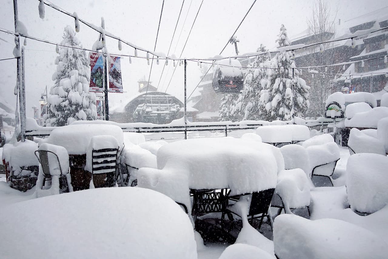 Y mientras el agua cubrió el poblado maderero, en el Heavenly Mountain Resort, cerca de South Lake Tahoe, California mesas y equipos de esquiar quedaron completamente cubiertos por la nieve, este viernes. (Foto AP / Josh Edelson)
