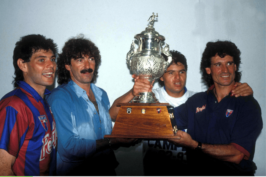 Su carrera se desempeñó dentro del futbol mexicano y sólo cuenta con un título, el cual consiguió con el Atlante en la temporada 1992-93.