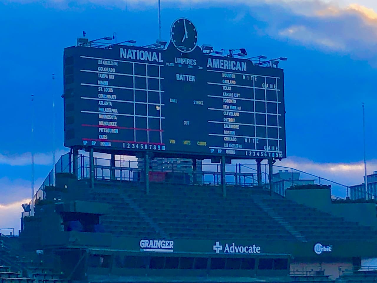 Los alimentos se pueden solicitar desde los asientos por medio de una aplicación, que genera un código que los fanáticos pueden escanear al llegar al puesto de comida. 
<br>