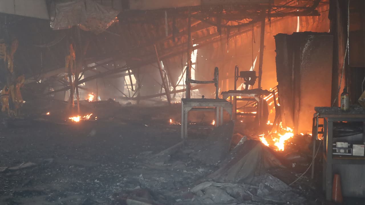 De acuerdo con las autoiridades, en el interior había cerca de 
<b>1,000 trabajadores, quienes fueron evacuados a tiempo. </b>