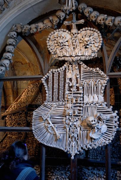 También destingue un escudo de armas de la familia Schwarzenberg, quien fue la que contrató sus servicios.