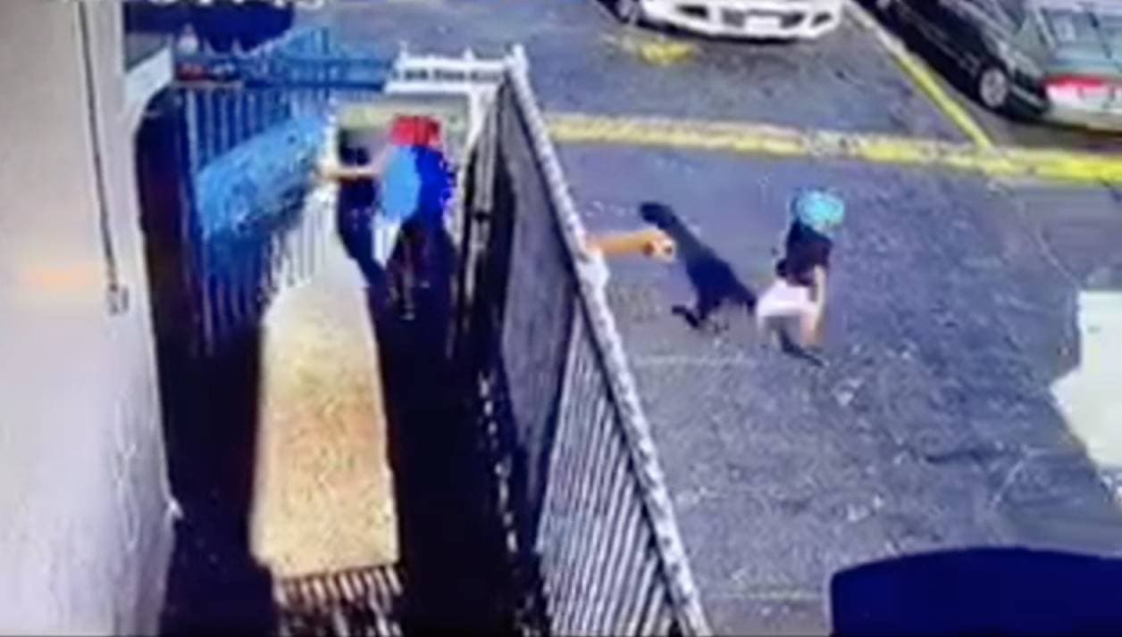 Makiy es descrito como un niño de 8 años, varón, negro, con cabello negro y ojos marrones. Mide 4 pies de alto y pesa aproximadamente 45 libras.