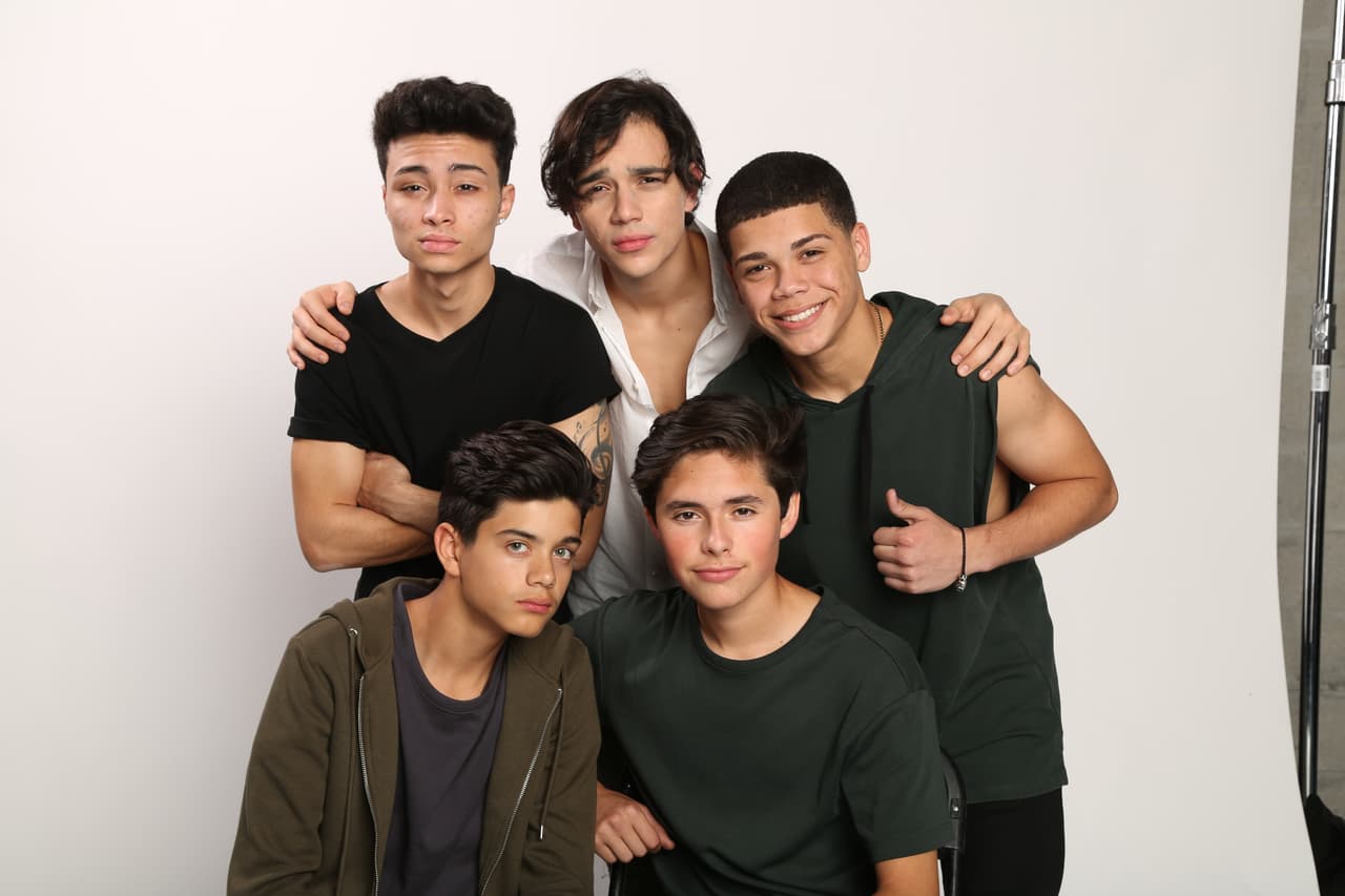 Junto a Alec, Anthony, Jesús y Micke cantó "Andas en mi cabeza" de Chino & Nacho.