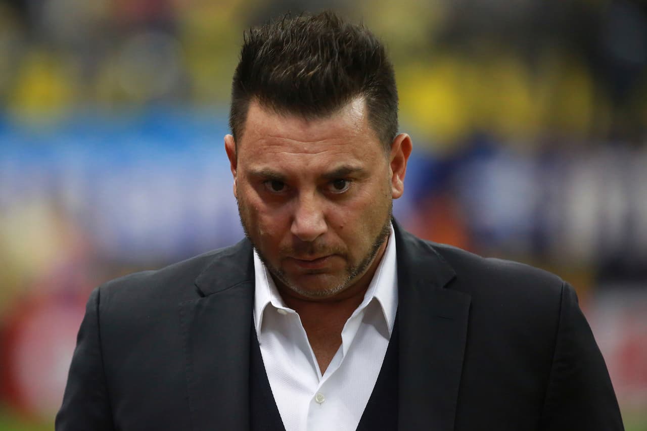 La molestia del entrenador lusitano del Santos armó otra pelea cuando, en el triunfo de América 5-3 contra el equipo lagunero en el juego de ida de cuartos de final, insultó al técnico de las Águilas. Los miembros de seguridad separaron a Caixinha y al técnico argentino para evitar la gresca.