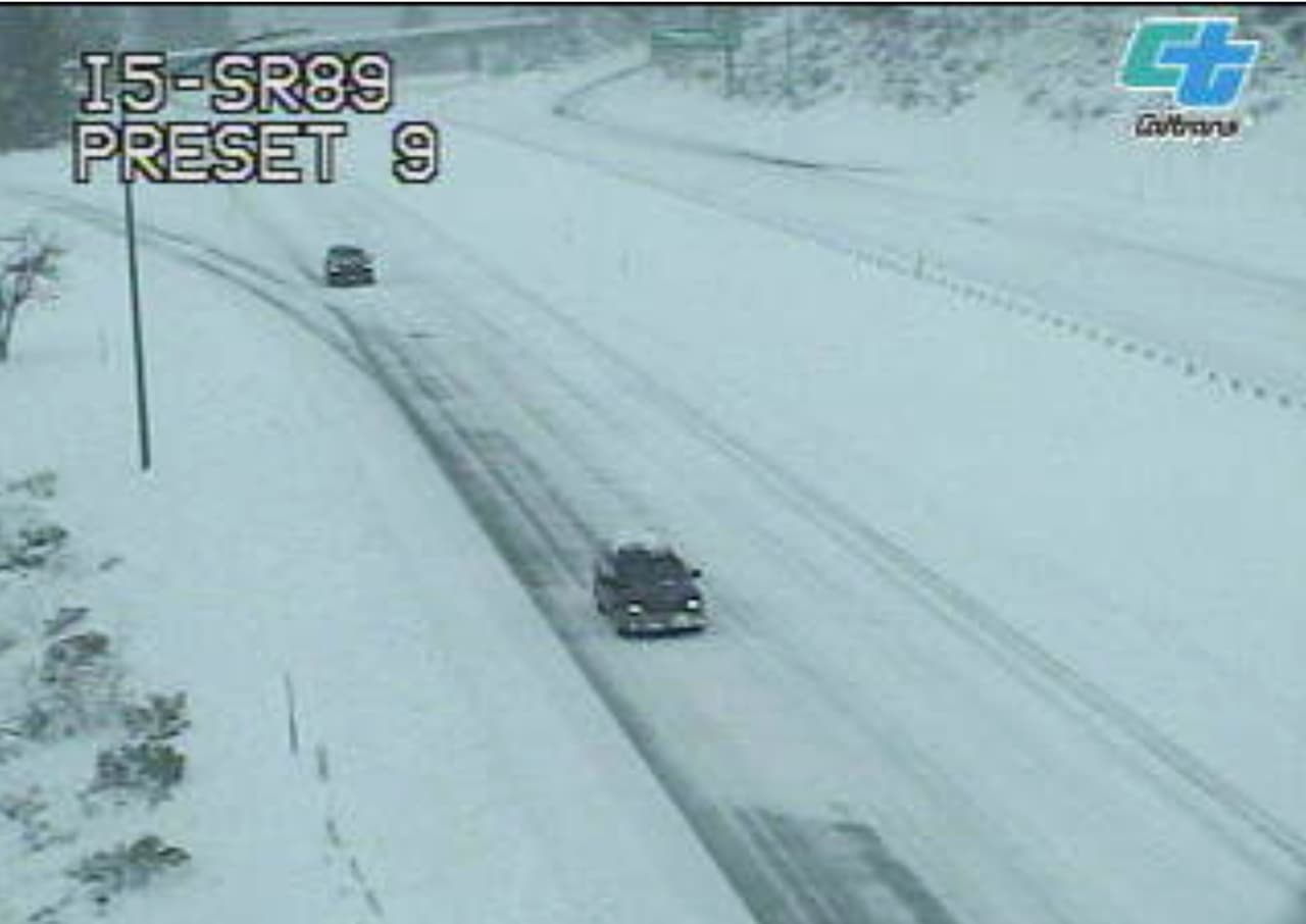 Esta imagen, de una cámara de tráfico de Caltrans, muestra nieve en la intersección de la carretera Interestatal 5 y la autopista 89, cerca de la montaña Shasta, California, este miércoles 13 de febrero de 2019.
<br>
<br>La lluvia, la nieve y el viento azotan California este miércoles. Se reportan inundaciones de carreteras, árboles caídos y retrasos en la carretera. También hay alertas por amenazas de lodo y escombros provenientes de las enormes cicatrices de incendios forestales del estado.
<br>