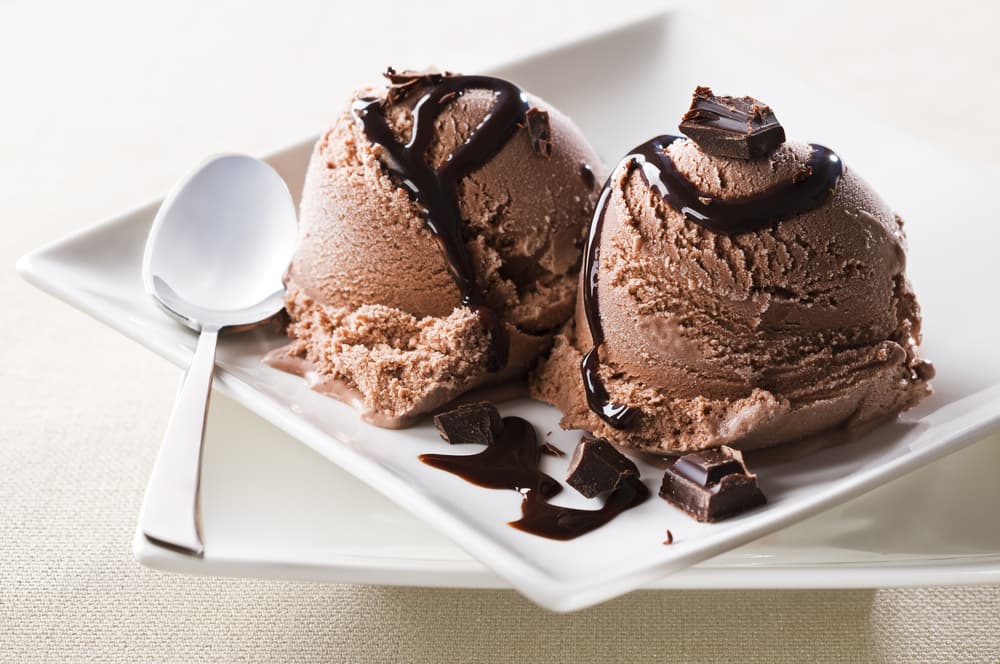 El helado no debe cristalizar, debe quedar bastante cremoso, cuando la textura sea de un delicioso helado sírvelo y agrega almendras, nueces, las salsas de chocolate o lo que hayas decidido. ¡Listo, saborea tu helado!