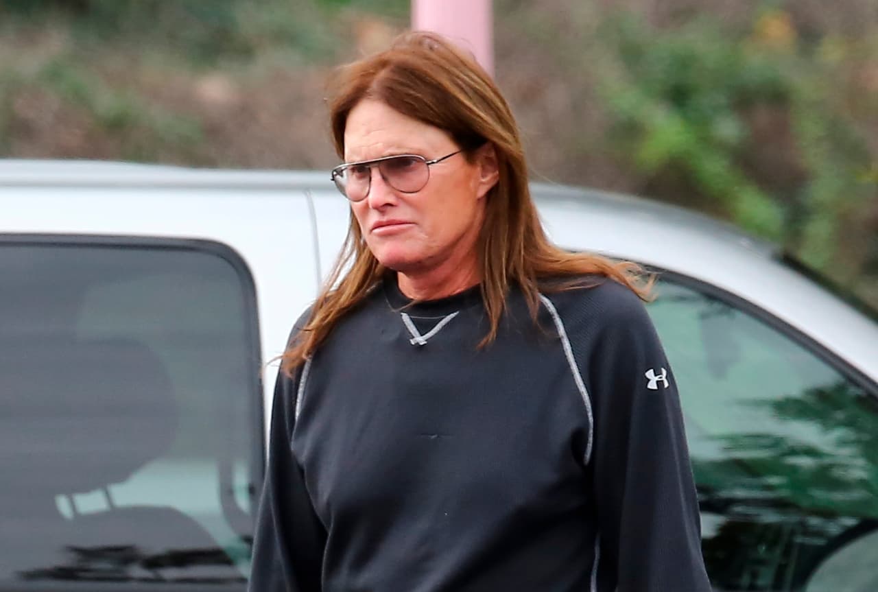 Bruce hizo su aparición como mujer en una revista.