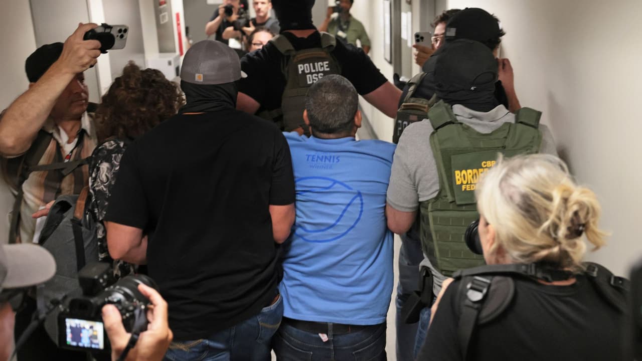 Juez federal frena los arrestos de ICE en Tribunales de Inmigración a nivel nacional: abogado explica
