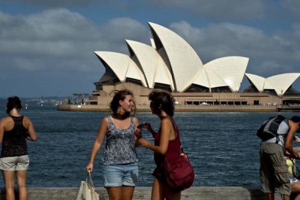 Las horas que trabajamos diariamente influyen en nuestro estado de ánimo si nos excedemos en la jornada laboral también nos puede afectar a la salud, Los Australianos trabajan de media 1,728 horas al año, cifra menor que el promedio de la OCDE de 1,765 horas, de acuerdo a su sitio.