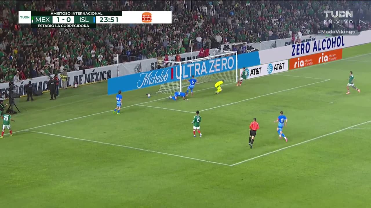 ¡GOL!  anota para México. Armando González