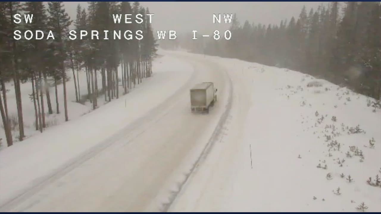 <b><a href="https://twitter.com/CaltransDist3/status/1354530872305672194" target="_blank">La autopista I-80</a></b> también se encuentra afectada por la nieve. La Autoridad de Transporte requiere cadenas a la altura de Truckee hacia Drum Forebay.