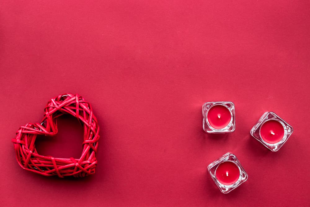El rojo es el color del corazón, del órgano que nos da vida. Una vela de este color apelará a todo lo vinculado con nuestra salud y fortaleza, principalmente física.