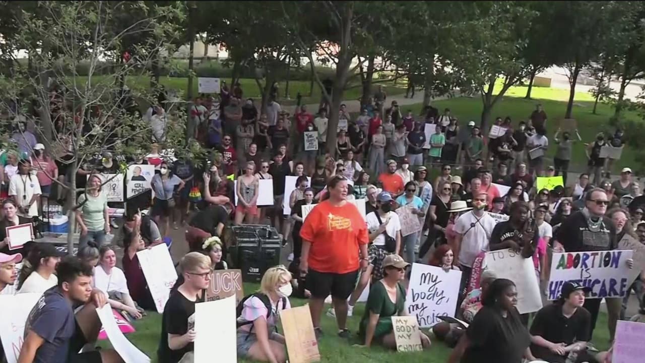 En las protestas del viernes en el centro de Dallas, hubo algunos enfrentamientos entre manifestantes que están a favor y en contra de la decisión de la Corte Suprema de anular el fallo Roe vs. Wade. En la jornada se registraron 
<b>confrontaciones verbales</b>, la policía no reportó hechos violentos, ni detenciones. Los asistentes afirmaron que las manifestaciones continuarán este fin de semana.
