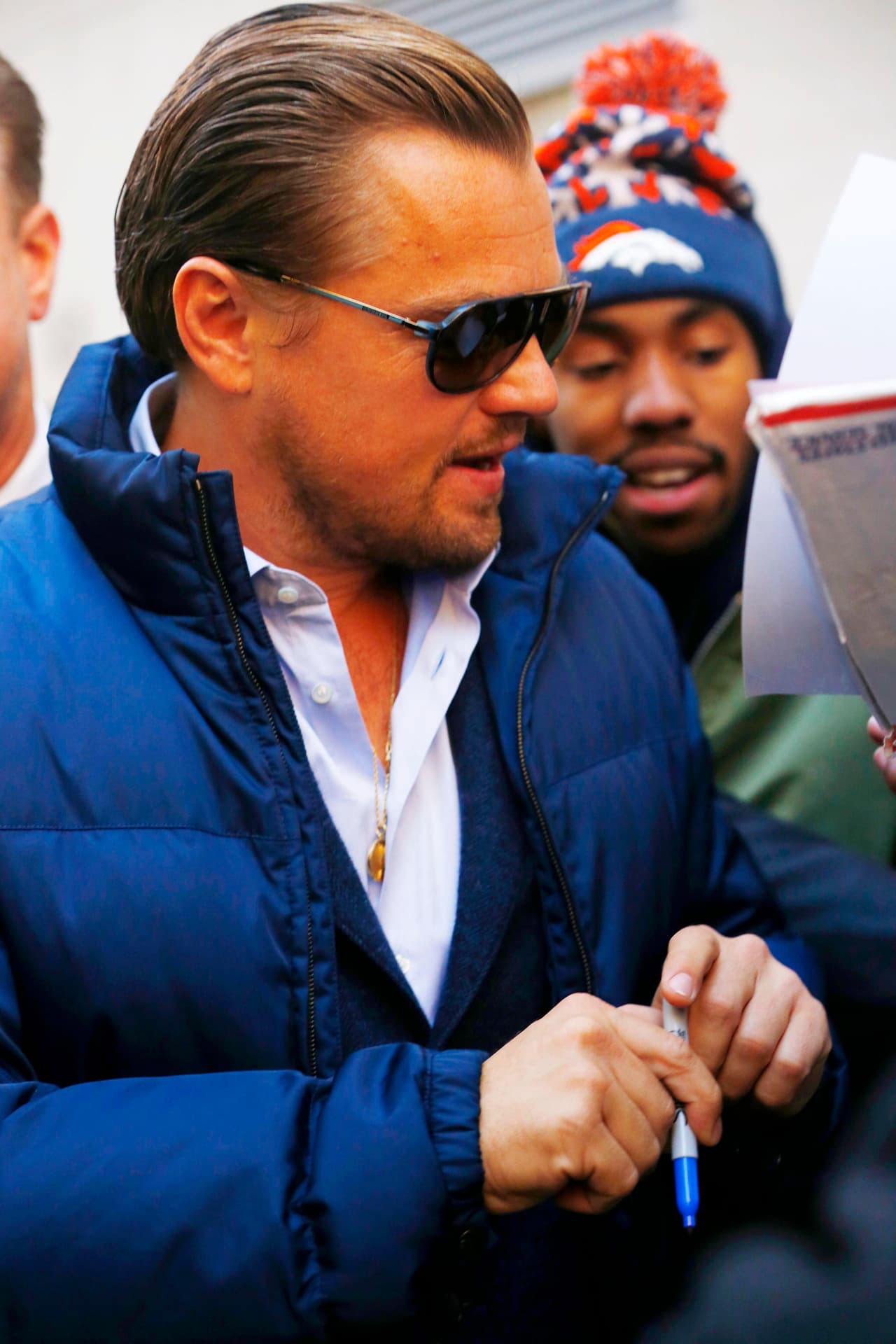 Leo firmó cada autógrafo que le pidieron.