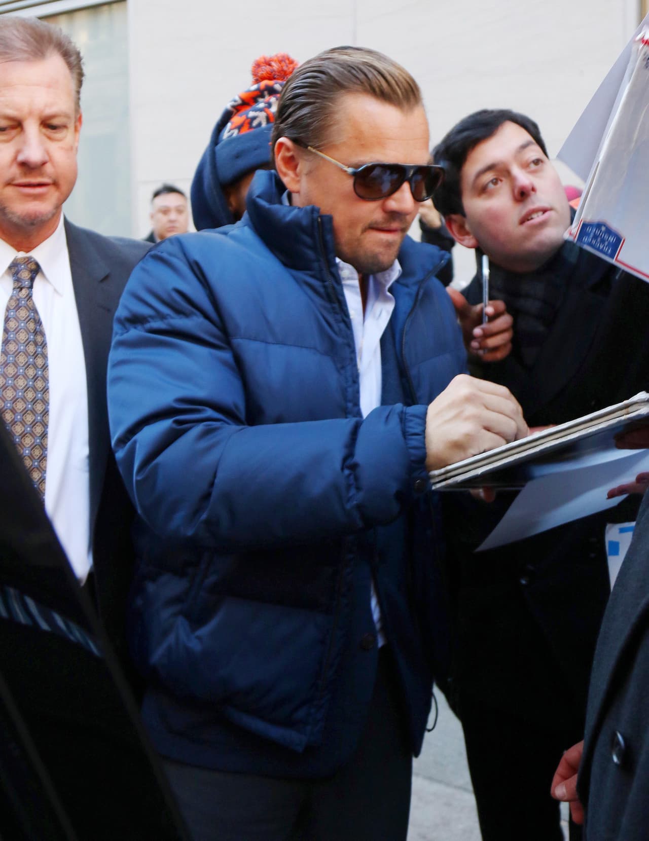 Algunos fans ya lo esperaban, por lo que DiCaprio se detuvo para concederles autógrafos y claro, una que otra selfie.