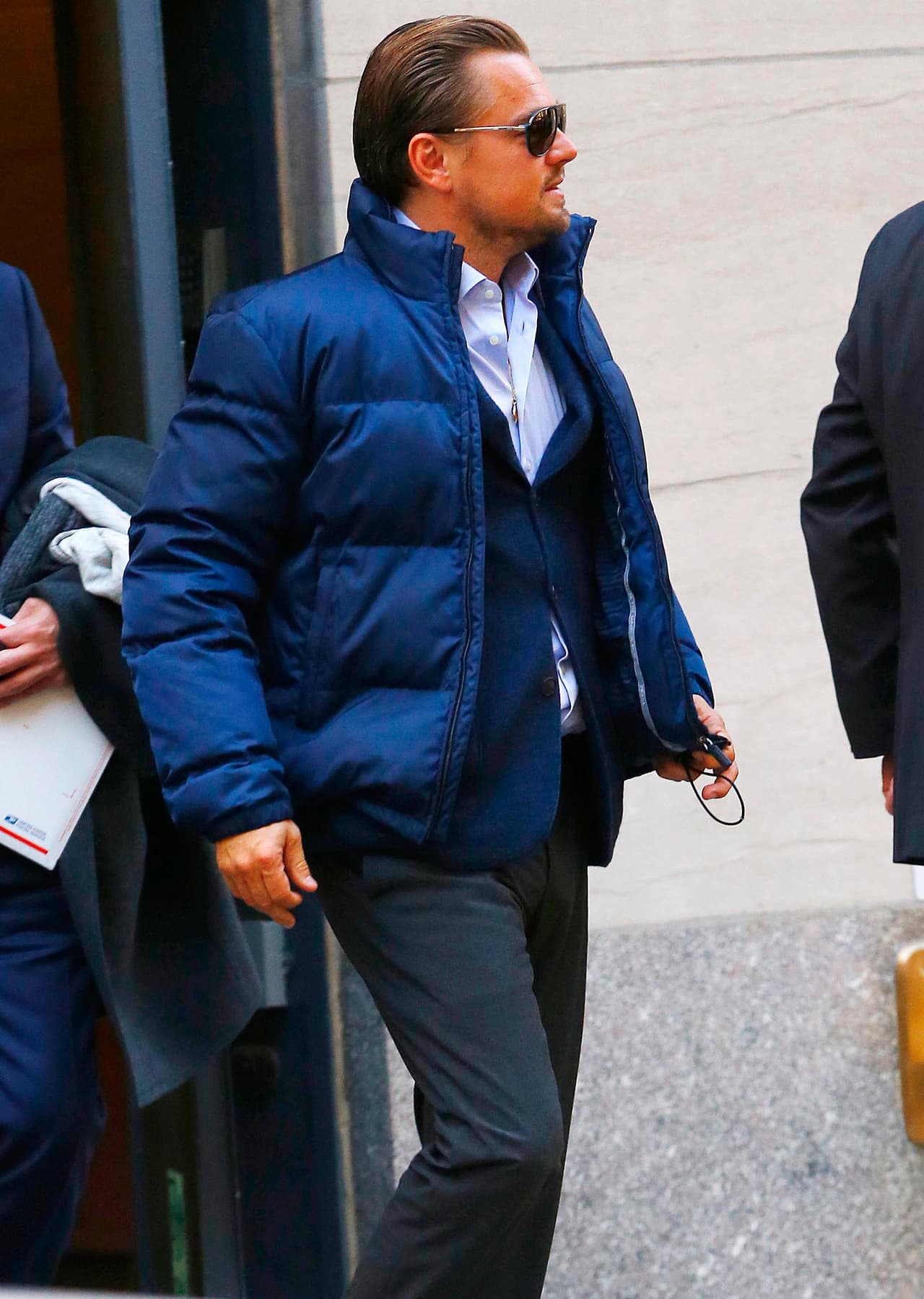 El actor iba muy abrigadito, seguro sintió el cambio de clima, pues ese súper bronceado lo consiguió hace unos días mientras vacacionaba en St. Barts.