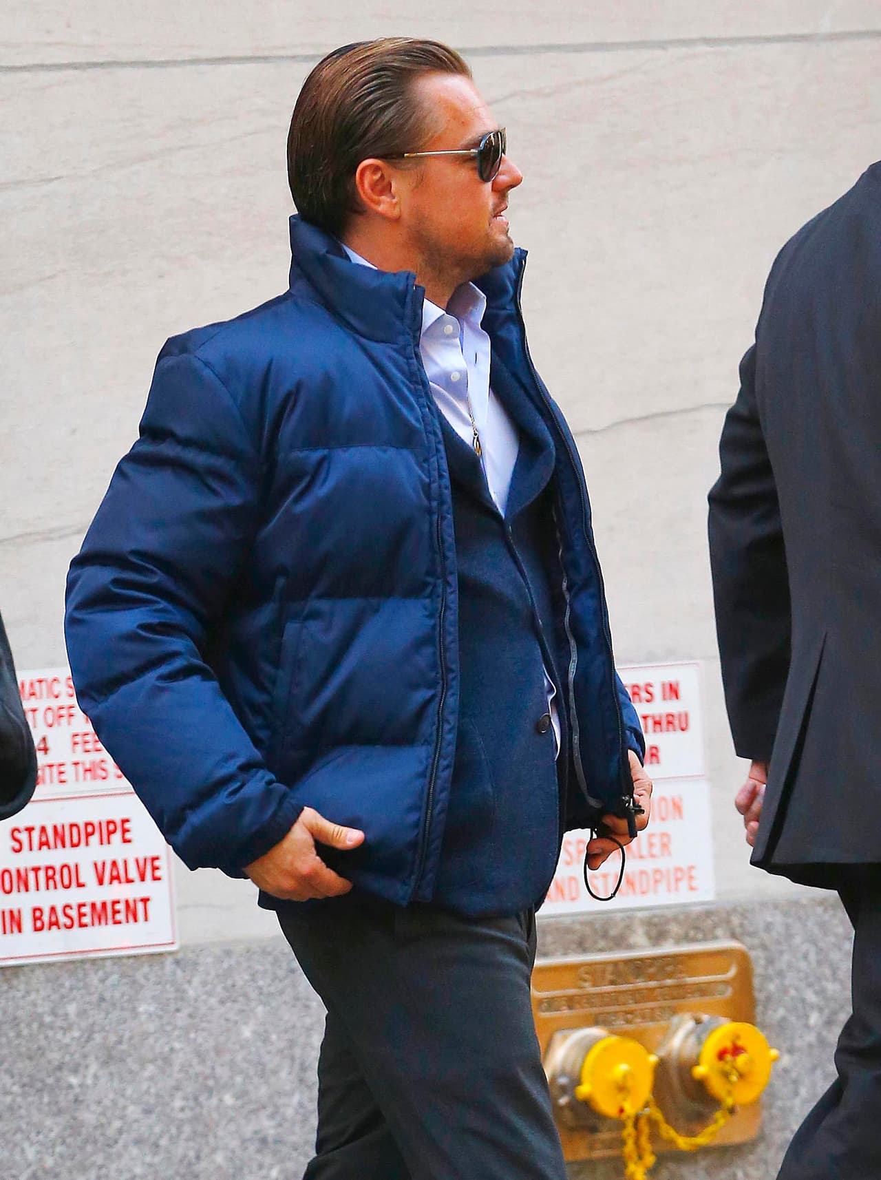 Claro, tienen que cuidar a este galanazo de Hollywood.