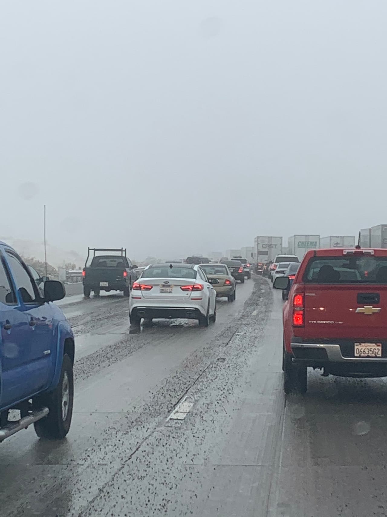 De acuerdo con la Patrulla de Caminos más de 100 vehículos quedaron varados en las vías debido al bloqueo de paso por falta de visibilidad en los pases de montañas.