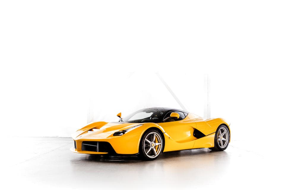 <h3 class="cms-H3-H3"><b>Ferrari LaFerrari 2015</b></h3>
<br>Vendido en $2,193,460 con un registro de 555 millas (894 kilómetros).