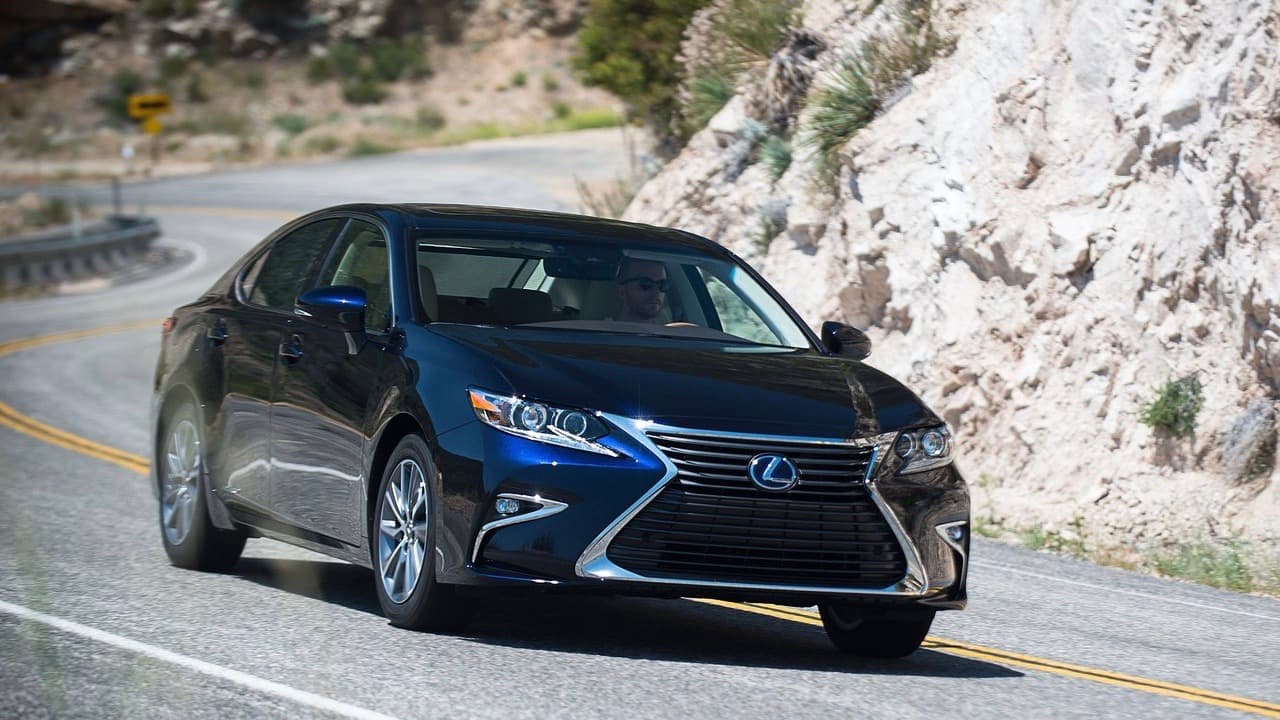 <h3 class="cms-h3-H3">Carro compacto premium: Lexus ES</h3>
<br>Básicamente una versión súper lujosa del Toyota Camry, el Lexus ES es uno de los autos premium más exitosos en Norteamérica. El Lexus Es será sustituido por un 
<b>modelo totalmente nuevo en 2019</b>.
<br>
<br>Finalistas:
<b> Infiniti Q40 </b>y
<b> BMW Serie 4.</b>