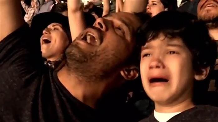 Niño autista viendo Coldplay