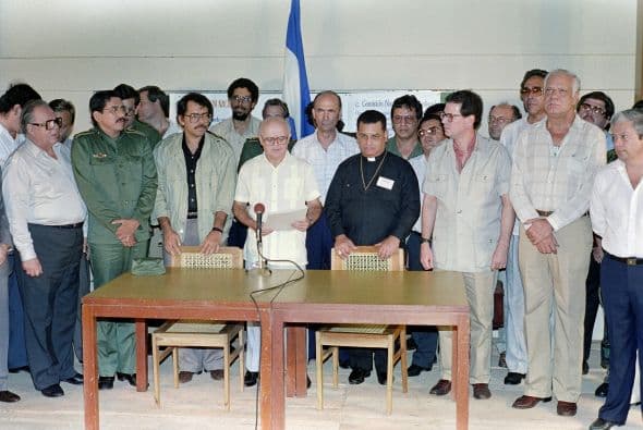 2 de junio. Adolfo Calero (penúltimo a la derecha en la primera fila), 80 años de edad. Lideró el movimiento denominado Contras Nicaragüenses que en la década de los 80 combatió al régimen sandinista encabezado por Daniel Ortega.