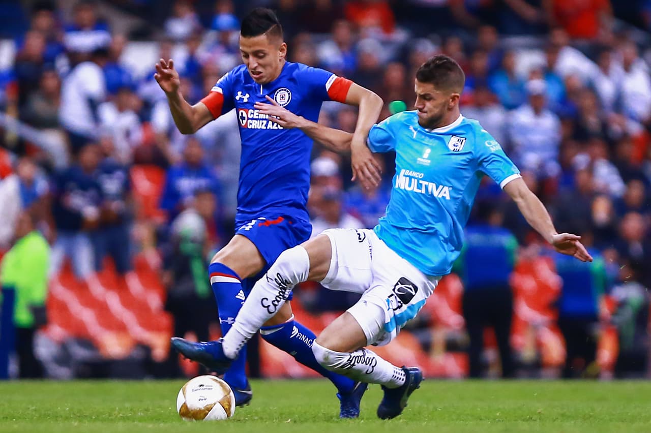 <b>Roberto Alvarado (Cruz Azul)</b>. Es verdad que es joven, pero talentoso, y le falta consistencia. En la Vuelta, cuando debía ser más cerebral, se precipitaba. Malogró al menos dos contragolpes Celestes.