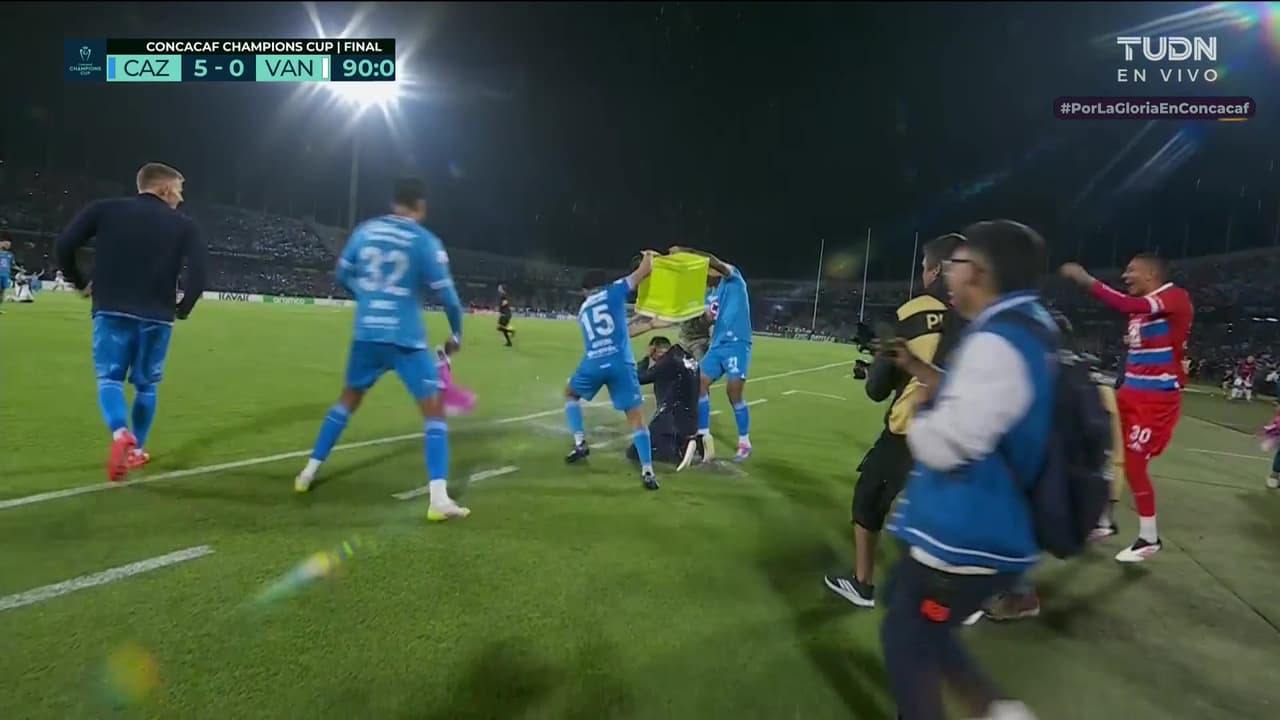 ¡Bañan a Vicente Sánchez! Cruz Azul es campeón de Concacaf