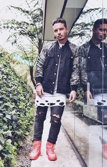 El cantante dijo a la revista que su presentación en Miss USA sería su primer aparición en televisión nacional en un canal americano en Estados Unidos.