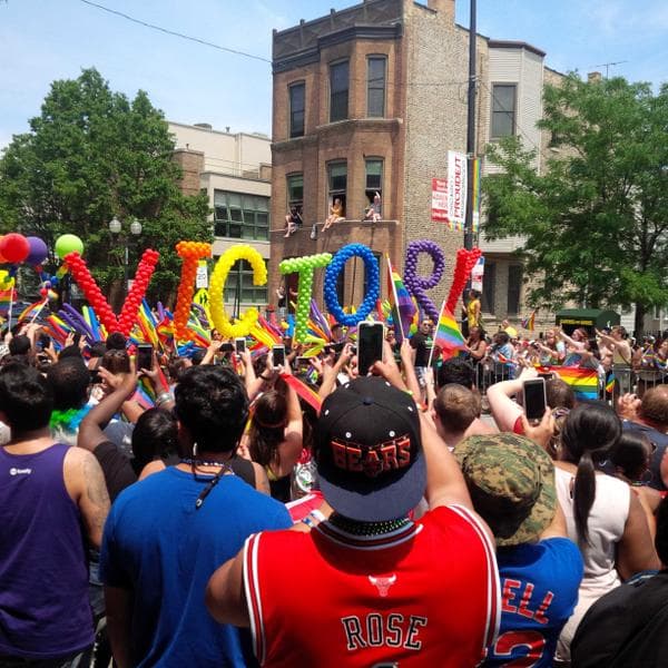 Cientos salieron a las calles de Chicago para celebrar el Orgullo Gay.